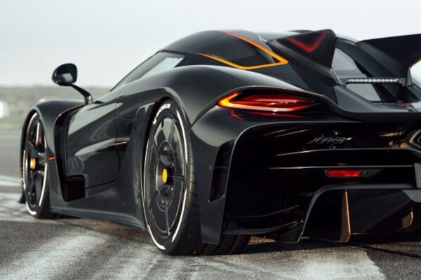 Top 10 Fastest Cars in the World (Insane Speeds)
